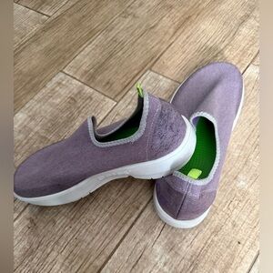 OOFOS OOmg Women’s  Eezee Low Purple Slip On Shoe Sneakers Size- 10